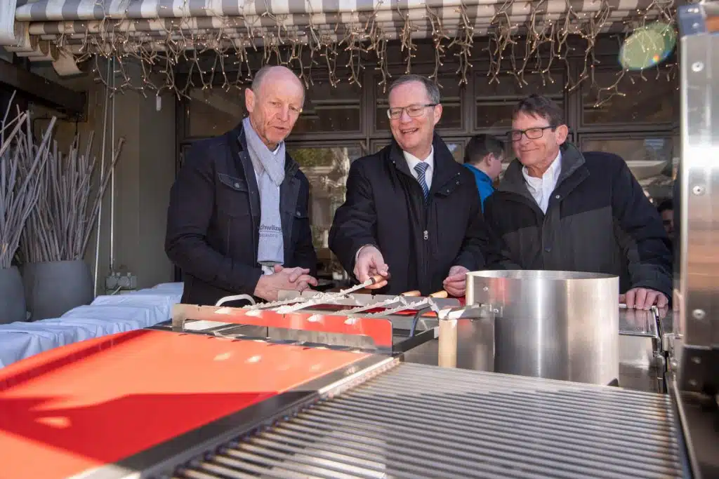 einweihung-schwiizer-grill-4-seasons-in-bern-links-hugo-foster-almega-ag-mitte-walter-schnholzer-regierungsrat-rechts-hans-trachsel-prsident-edu-tg